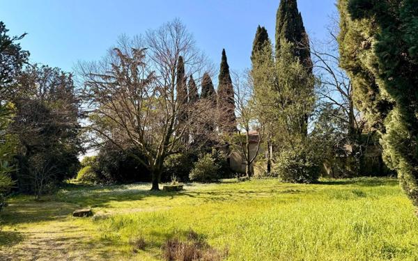 Maison à vendre    9 pièces • 500 m2 Nîmes