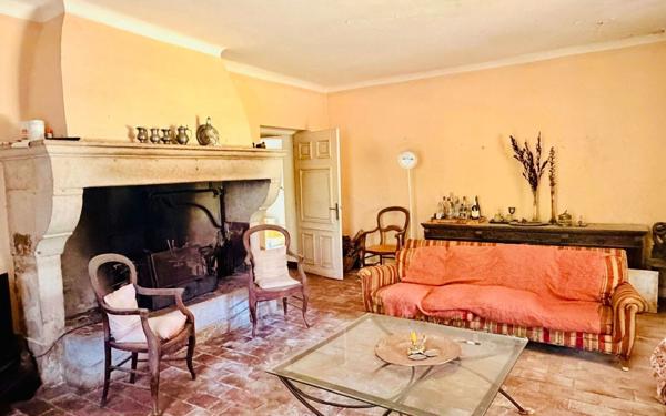 Maison à vendre    9 pièces • 500 m2 Nîmes