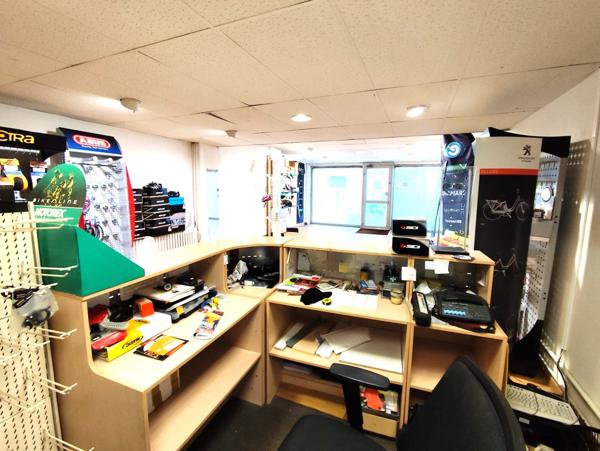 Local Commercial 6 pièces - 364 m²