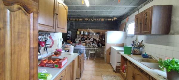 MAISON CONTEMPORAINE SUR SOUS-SOL ET AVEC DEPENDANCES