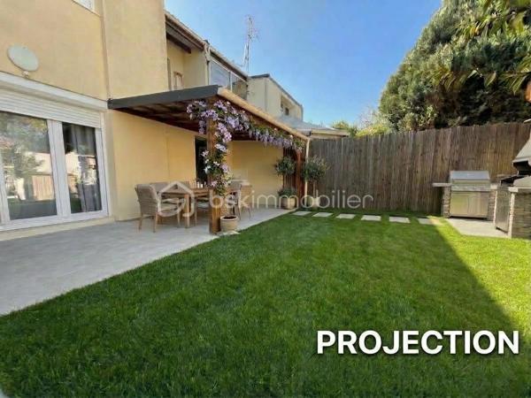 Retour à la Vente ! 4 Chambres - DPE Performant - Isolation Extérieure - Jardin - RER E à pied

Découvrez cette charmante maison de 100 m² située dans un quartier calme et résidentiel, à proximité immédiate des écoles, des commerces et à quelques minutes de la gare RER E reliant Paris Haussmann Saint-Lazare. Ce cadre de vie paisible offre un environnement quotidien idéal combinant sérénité, toutes les commodités accessibles et un accès rapide aux axes routiers N4 et A4.

En parfait état et entièrement rénovée avec soin, cette maison clé en main dispose au rez-de-chaussée d'une entrée fonctionnelle, d'une pièce de vie lumineuse, d'une cuisine indépendante équipée avec possibilité d'ouverture et d'un toilette. 

L'étage comprend un palier desservant quatre chambres confortables (10, 11, 11 et 16 m2) et une salle d'eau moderne avec WC, sachant qu'un second point d'eau est techniquement possible au niveau principal. 

L'extérieur propose un jardin clos avec terrasse. 

Sur le plan technique, le bien bénéficie d'une isolation thermique par l'extérieur réalisée il y a quatre ans, d'une chaudière gaz haute performance de 2023 et des fenêtres en double vitrage PVC. 

Ce bien sain et aux normes garantit un confort optimal ainsi que des économies d'énergie, constituant une opportunité idéale pour les acquéreurs recherchant la tranquillité sans aucun travaux à prévoir. 

De nouveau disponible, c'est une nouvelle chance pour vous de la découvrir, contactez-moi dès maintenant pour organiser une visite !

Disponible 7 jours/7  Message à mes consoeurs et confrères, je suis ouverte à l’inter-cabinet.   
Nous rappelons que par l'article l.561-5 du code monétaire et financier, la copie de la pièce d'identité de tous les visiteurs vous sera demandée avant la visite. Les informations sur les risques auxquels ce bien est exposé sont disponibles sur le site Géorisques.