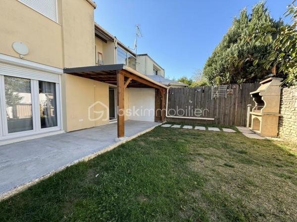 Retour à la Vente ! 4 Chambres - DPE Performant - Isolation Extérieure - Jardin - RER E à pied

Découvrez cette charmante maison de 100 m² située dans un quartier calme et résidentiel, à proximité immédiate des écoles, des commerces et à quelques minutes de la gare RER E reliant Paris Haussmann Saint-Lazare. Ce cadre de vie paisible offre un environnement quotidien idéal combinant sérénité, toutes les commodités accessibles et un accès rapide aux axes routiers N4 et A4.

En parfait état et entièrement rénovée avec soin, cette maison clé en main dispose au rez-de-chaussée d'une entrée fonctionnelle, d'une pièce de vie lumineuse, d'une cuisine indépendante équipée avec possibilité d'ouverture et d'un toilette. 

L'étage comprend un palier desservant quatre chambres confortables (10, 11, 11 et 16 m2) et une salle d'eau moderne avec WC, sachant qu'un second point d'eau est techniquement possible au niveau principal. 

L'extérieur propose un jardin clos avec terrasse. 

Sur le plan technique, le bien bénéficie d'une isolation thermique par l'extérieur réalisée il y a quatre ans, d'une chaudière gaz haute performance de 2023 et des fenêtres en double vitrage PVC. 

Ce bien sain et aux normes garantit un confort optimal ainsi que des économies d'énergie, constituant une opportunité idéale pour les acquéreurs recherchant la tranquillité sans aucun travaux à prévoir. 

De nouveau disponible, c'est une nouvelle chance pour vous de la découvrir, contactez-moi dès maintenant pour organiser une visite !

Disponible 7 jours/7  Message à mes consoeurs et confrères, je suis ouverte à l’inter-cabinet.   
Nous rappelons que par l'article l.561-5 du code monétaire et financier, la copie de la pièce d'identité de tous les visiteurs vous sera demandée avant la visite. Les informations sur les risques auxquels ce bien est exposé sont disponibles sur le site Géorisques.