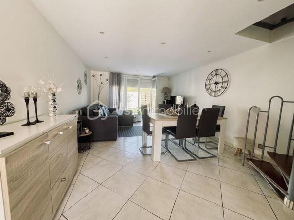 Retour à la Vente ! 4 Chambres - DPE Performant - Isolation Extérieure - Jardin - RER E à pied

Découvrez cette charmante maison de 100 m² située dans un quartier calme et résidentiel, à proximité immédiate des écoles, des commerces et à quelques minutes de la gare RER E reliant Paris Haussmann Saint-Lazare. Ce cadre de vie paisible offre un environnement quotidien idéal combinant sérénité, toutes les commodités accessibles et un accès rapide aux axes routiers N4 et A4.

En parfait état et entièrement rénovée avec soin, cette maison clé en main dispose au rez-de-chaussée d'une entrée fonctionnelle, d'une pièce de vie lumineuse, d'une cuisine indépendante équipée avec possibilité d'ouverture et d'un toilette. 

L'étage comprend un palier desservant quatre chambres confortables (10, 11, 11 et 16 m2) et une salle d'eau moderne avec WC, sachant qu'un second point d'eau est techniquement possible au niveau principal. 

L'extérieur propose un jardin clos avec terrasse. 

Sur le plan technique, le bien bénéficie d'une isolation thermique par l'extérieur réalisée il y a quatre ans, d'une chaudière gaz haute performance de 2023 et des fenêtres en double vitrage PVC. 

Ce bien sain et aux normes garantit un confort optimal ainsi que des économies d'énergie, constituant une opportunité idéale pour les acquéreurs recherchant la tranquillité sans aucun travaux à prévoir. 

De nouveau disponible, c'est une nouvelle chance pour vous de la découvrir, contactez-moi dès maintenant pour organiser une visite !

Disponible 7 jours/7  Message à mes consoeurs et confrères, je suis ouverte à l’inter-cabinet.   
Nous rappelons que par l'article l.561-5 du code monétaire et financier, la copie de la pièce d'identité de tous les visiteurs vous sera demandée avant la visite. Les informations sur les risques auxquels ce bien est exposé sont disponibles sur le site Géorisques.