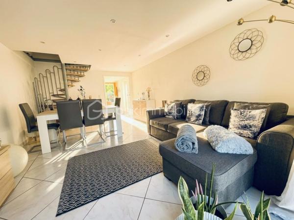 Retour à la Vente ! 4 Chambres - DPE Performant - Isolation Extérieure - Jardin - RER E à pied

Découvrez cette charmante maison de 100 m² située dans un quartier calme et résidentiel, à proximité immédiate des écoles, des commerces et à quelques minutes de la gare RER E reliant Paris Haussmann Saint-Lazare. Ce cadre de vie paisible offre un environnement quotidien idéal combinant sérénité, toutes les commodités accessibles et un accès rapide aux axes routiers N4 et A4.

En parfait état et entièrement rénovée avec soin, cette maison clé en main dispose au rez-de-chaussée d'une entrée fonctionnelle, d'une pièce de vie lumineuse, d'une cuisine indépendante équipée avec possibilité d'ouverture et d'un toilette. 

L'étage comprend un palier desservant quatre chambres confortables (10, 11, 11 et 16 m2) et une salle d'eau moderne avec WC, sachant qu'un second point d'eau est techniquement possible au niveau principal. 

L'extérieur propose un jardin clos avec terrasse. 

Sur le plan technique, le bien bénéficie d'une isolation thermique par l'extérieur réalisée il y a quatre ans, d'une chaudière gaz haute performance de 2023 et des fenêtres en double vitrage PVC. 

Ce bien sain et aux normes garantit un confort optimal ainsi que des économies d'énergie, constituant une opportunité idéale pour les acquéreurs recherchant la tranquillité sans aucun travaux à prévoir. 

De nouveau disponible, c'est une nouvelle chance pour vous de la découvrir, contactez-moi dès maintenant pour organiser une visite !

Disponible 7 jours/7  Message à mes consoeurs et confrères, je suis ouverte à l’inter-cabinet.   
Nous rappelons que par l'article l.561-5 du code monétaire et financier, la copie de la pièce d'identité de tous les visiteurs vous sera demandée avant la visite. Les informations sur les risques auxquels ce bien est exposé sont disponibles sur le site Géorisques.