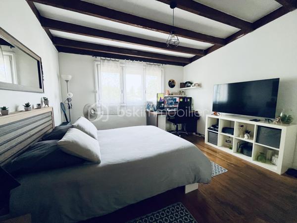 Retour à la Vente ! 4 Chambres - DPE Performant - Isolation Extérieure - Jardin - RER E à pied

Découvrez cette charmante maison de 100 m² située dans un quartier calme et résidentiel, à proximité immédiate des écoles, des commerces et à quelques minutes de la gare RER E reliant Paris Haussmann Saint-Lazare. Ce cadre de vie paisible offre un environnement quotidien idéal combinant sérénité, toutes les commodités accessibles et un accès rapide aux axes routiers N4 et A4.

En parfait état et entièrement rénovée avec soin, cette maison clé en main dispose au rez-de-chaussée d'une entrée fonctionnelle, d'une pièce de vie lumineuse, d'une cuisine indépendante équipée avec possibilité d'ouverture et d'un toilette. 

L'étage comprend un palier desservant quatre chambres confortables (10, 11, 11 et 16 m2) et une salle d'eau moderne avec WC, sachant qu'un second point d'eau est techniquement possible au niveau principal. 

L'extérieur propose un jardin clos avec terrasse. 

Sur le plan technique, le bien bénéficie d'une isolation thermique par l'extérieur réalisée il y a quatre ans, d'une chaudière gaz haute performance de 2023 et des fenêtres en double vitrage PVC. 

Ce bien sain et aux normes garantit un confort optimal ainsi que des économies d'énergie, constituant une opportunité idéale pour les acquéreurs recherchant la tranquillité sans aucun travaux à prévoir. 

De nouveau disponible, c'est une nouvelle chance pour vous de la découvrir, contactez-moi dès maintenant pour organiser une visite !

Disponible 7 jours/7  Message à mes consoeurs et confrères, je suis ouverte à l’inter-cabinet.   
Nous rappelons que par l'article l.561-5 du code monétaire et financier, la copie de la pièce d'identité de tous les visiteurs vous sera demandée avant la visite. Les informations sur les risques auxquels ce bien est exposé sont disponibles sur le site Géorisques.