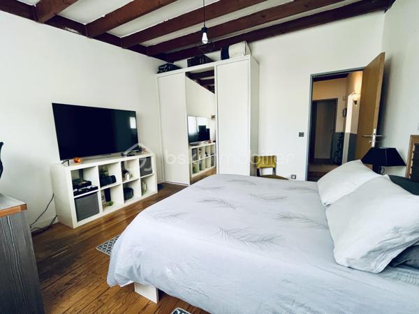 Retour à la Vente ! 4 Chambres - DPE Performant - Isolation Extérieure - Jardin - RER E à pied

Découvrez cette charmante maison de 100 m² située dans un quartier calme et résidentiel, à proximité immédiate des écoles, des commerces et à quelques minutes de la gare RER E reliant Paris Haussmann Saint-Lazare. Ce cadre de vie paisible offre un environnement quotidien idéal combinant sérénité, toutes les commodités accessibles et un accès rapide aux axes routiers N4 et A4.

En parfait état et entièrement rénovée avec soin, cette maison clé en main dispose au rez-de-chaussée d'une entrée fonctionnelle, d'une pièce de vie lumineuse, d'une cuisine indépendante équipée avec possibilité d'ouverture et d'un toilette. 

L'étage comprend un palier desservant quatre chambres confortables (10, 11, 11 et 16 m2) et une salle d'eau moderne avec WC, sachant qu'un second point d'eau est techniquement possible au niveau principal. 

L'extérieur propose un jardin clos avec terrasse. 

Sur le plan technique, le bien bénéficie d'une isolation thermique par l'extérieur réalisée il y a quatre ans, d'une chaudière gaz haute performance de 2023 et des fenêtres en double vitrage PVC. 

Ce bien sain et aux normes garantit un confort optimal ainsi que des économies d'énergie, constituant une opportunité idéale pour les acquéreurs recherchant la tranquillité sans aucun travaux à prévoir. 

De nouveau disponible, c'est une nouvelle chance pour vous de la découvrir, contactez-moi dès maintenant pour organiser une visite !

Disponible 7 jours/7  Message à mes consoeurs et confrères, je suis ouverte à l’inter-cabinet.   
Nous rappelons que par l'article l.561-5 du code monétaire et financier, la copie de la pièce d'identité de tous les visiteurs vous sera demandée avant la visite. Les informations sur les risques auxquels ce bien est exposé sont disponibles sur le site Géorisques.