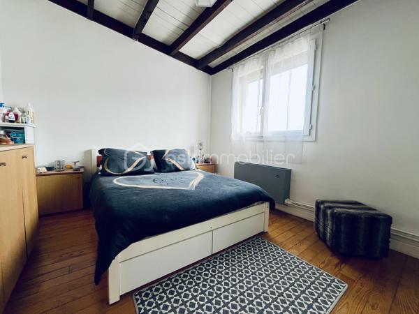 Retour à la Vente ! 4 Chambres - DPE Performant - Isolation Extérieure - Jardin - RER E à pied

Découvrez cette charmante maison de 100 m² située dans un quartier calme et résidentiel, à proximité immédiate des écoles, des commerces et à quelques minutes de la gare RER E reliant Paris Haussmann Saint-Lazare. Ce cadre de vie paisible offre un environnement quotidien idéal combinant sérénité, toutes les commodités accessibles et un accès rapide aux axes routiers N4 et A4.

En parfait état et entièrement rénovée avec soin, cette maison clé en main dispose au rez-de-chaussée d'une entrée fonctionnelle, d'une pièce de vie lumineuse, d'une cuisine indépendante équipée avec possibilité d'ouverture et d'un toilette. 

L'étage comprend un palier desservant quatre chambres confortables (10, 11, 11 et 16 m2) et une salle d'eau moderne avec WC, sachant qu'un second point d'eau est techniquement possible au niveau principal. 

L'extérieur propose un jardin clos avec terrasse. 

Sur le plan technique, le bien bénéficie d'une isolation thermique par l'extérieur réalisée il y a quatre ans, d'une chaudière gaz haute performance de 2023 et des fenêtres en double vitrage PVC. 

Ce bien sain et aux normes garantit un confort optimal ainsi que des économies d'énergie, constituant une opportunité idéale pour les acquéreurs recherchant la tranquillité sans aucun travaux à prévoir. 

De nouveau disponible, c'est une nouvelle chance pour vous de la découvrir, contactez-moi dès maintenant pour organiser une visite !

Disponible 7 jours/7  Message à mes consoeurs et confrères, je suis ouverte à l’inter-cabinet.   
Nous rappelons que par l'article l.561-5 du code monétaire et financier, la copie de la pièce d'identité de tous les visiteurs vous sera demandée avant la visite. Les informations sur les risques auxquels ce bien est exposé sont disponibles sur le site Géorisques.