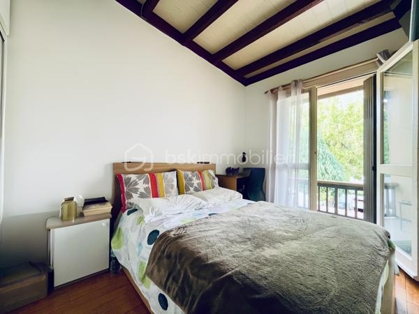 Retour à la Vente ! 4 Chambres - DPE Performant - Isolation Extérieure - Jardin - RER E à pied

Découvrez cette charmante maison de 100 m² située dans un quartier calme et résidentiel, à proximité immédiate des écoles, des commerces et à quelques minutes de la gare RER E reliant Paris Haussmann Saint-Lazare. Ce cadre de vie paisible offre un environnement quotidien idéal combinant sérénité, toutes les commodités accessibles et un accès rapide aux axes routiers N4 et A4.

En parfait état et entièrement rénovée avec soin, cette maison clé en main dispose au rez-de-chaussée d'une entrée fonctionnelle, d'une pièce de vie lumineuse, d'une cuisine indépendante équipée avec possibilité d'ouverture et d'un toilette. 

L'étage comprend un palier desservant quatre chambres confortables (10, 11, 11 et 16 m2) et une salle d'eau moderne avec WC, sachant qu'un second point d'eau est techniquement possible au niveau principal. 

L'extérieur propose un jardin clos avec terrasse. 

Sur le plan technique, le bien bénéficie d'une isolation thermique par l'extérieur réalisée il y a quatre ans, d'une chaudière gaz haute performance de 2023 et des fenêtres en double vitrage PVC. 

Ce bien sain et aux normes garantit un confort optimal ainsi que des économies d'énergie, constituant une opportunité idéale pour les acquéreurs recherchant la tranquillité sans aucun travaux à prévoir. 

De nouveau disponible, c'est une nouvelle chance pour vous de la découvrir, contactez-moi dès maintenant pour organiser une visite !

Disponible 7 jours/7  Message à mes consoeurs et confrères, je suis ouverte à l’inter-cabinet.   
Nous rappelons que par l'article l.561-5 du code monétaire et financier, la copie de la pièce d'identité de tous les visiteurs vous sera demandée avant la visite. Les informations sur les risques auxquels ce bien est exposé sont disponibles sur le site Géorisques.
