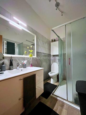 Retour à la Vente ! 4 Chambres - DPE Performant - Isolation Extérieure - Jardin - RER E à pied

Découvrez cette charmante maison de 100 m² située dans un quartier calme et résidentiel, à proximité immédiate des écoles, des commerces et à quelques minutes de la gare RER E reliant Paris Haussmann Saint-Lazare. Ce cadre de vie paisible offre un environnement quotidien idéal combinant sérénité, toutes les commodités accessibles et un accès rapide aux axes routiers N4 et A4.

En parfait état et entièrement rénovée avec soin, cette maison clé en main dispose au rez-de-chaussée d'une entrée fonctionnelle, d'une pièce de vie lumineuse, d'une cuisine indépendante équipée avec possibilité d'ouverture et d'un toilette. 

L'étage comprend un palier desservant quatre chambres confortables (10, 11, 11 et 16 m2) et une salle d'eau moderne avec WC, sachant qu'un second point d'eau est techniquement possible au niveau principal. 

L'extérieur propose un jardin clos avec terrasse. 

Sur le plan technique, le bien bénéficie d'une isolation thermique par l'extérieur réalisée il y a quatre ans, d'une chaudière gaz haute performance de 2023 et des fenêtres en double vitrage PVC. 

Ce bien sain et aux normes garantit un confort optimal ainsi que des économies d'énergie, constituant une opportunité idéale pour les acquéreurs recherchant la tranquillité sans aucun travaux à prévoir. 

De nouveau disponible, c'est une nouvelle chance pour vous de la découvrir, contactez-moi dès maintenant pour organiser une visite !

Disponible 7 jours/7  Message à mes consoeurs et confrères, je suis ouverte à l’inter-cabinet.   
Nous rappelons que par l'article l.561-5 du code monétaire et financier, la copie de la pièce d'identité de tous les visiteurs vous sera demandée avant la visite. Les informations sur les risques auxquels ce bien est exposé sont disponibles sur le site Géorisques.