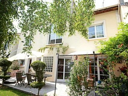 Maison Les Lilas 9 pièce(s) 200 m2 avec jardin et terrasse.