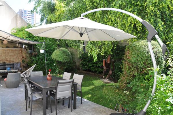 Maison Les Lilas 9 pièce(s) 200 m2 avec jardin et terrasse.