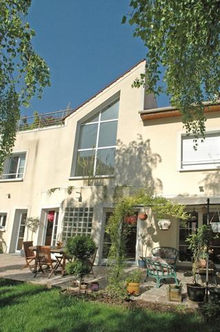 Maison Les Lilas 9 pièce(s) 200 m2 avec jardin et terrasse.