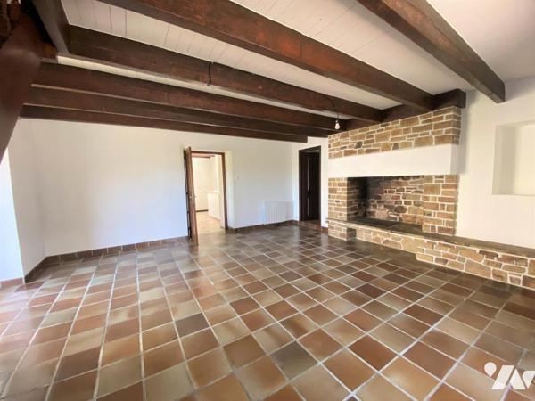 Une maison d'habitation à étage