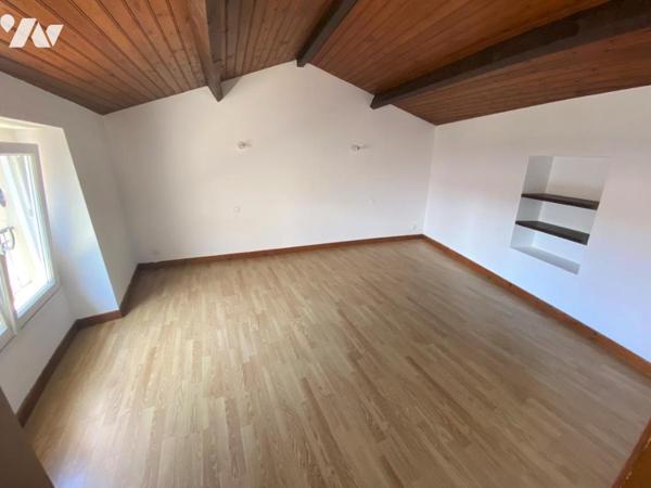 Une maison d'habitation à étage