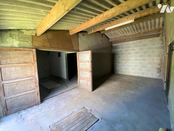 Une maison d'habitation à étage