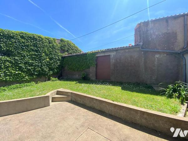 Une maison d'habitation à étage