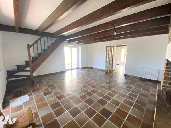 Une maison d'habitation à étage