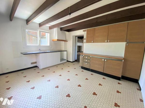 Une maison d'habitation à étage