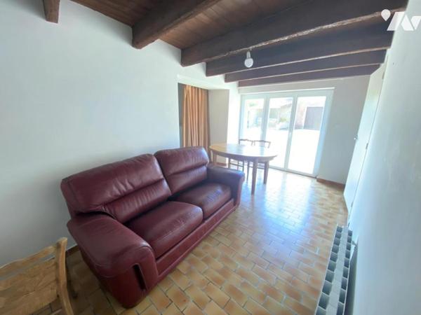 Une maison d'habitation à étage