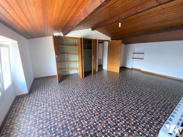 Une maison d'habitation à étage