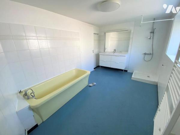 Une maison d'habitation à étage