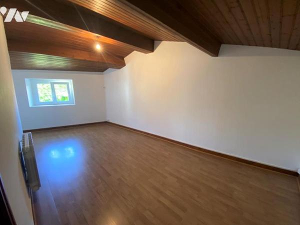 Une maison d'habitation à étage