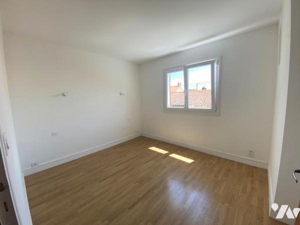 Une maison d'habitation à étage