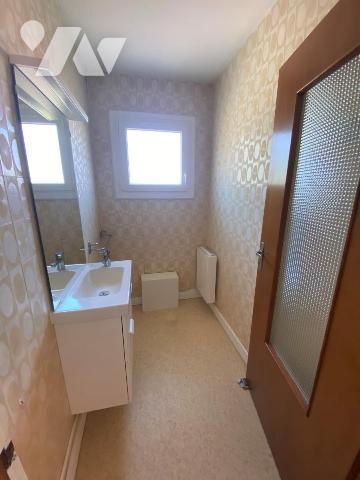 Une maison d'habitation à étage