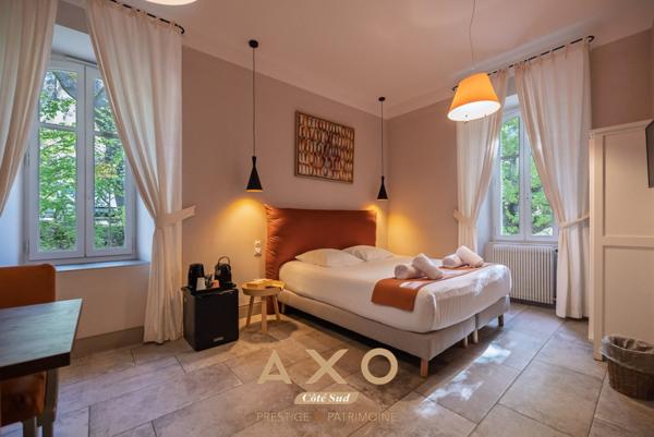 PUYRICARD  2 BASTIDES 17 EME  620 m²  6 CHAMBRES  5 APPARTEMENTS INDÉPENDANTS  2 PISCINES  PARC 1 HECTARE  3 500 000 