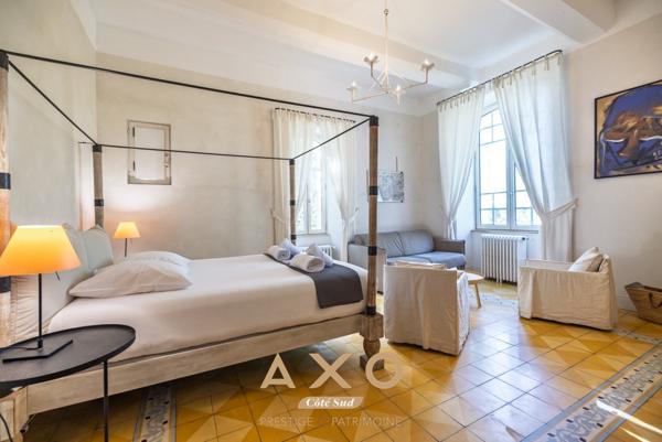 PUYRICARD  2 BASTIDES 17 EME  620 m²  6 CHAMBRES  5 APPARTEMENTS INDÉPENDANTS  2 PISCINES  PARC 1 HECTARE  3 500 000 