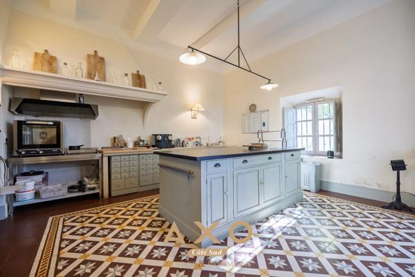 PUYRICARD  2 BASTIDES 17 EME  620 m²  6 CHAMBRES  5 APPARTEMENTS INDÉPENDANTS  2 PISCINES  PARC 1 HECTARE  3 500 000 