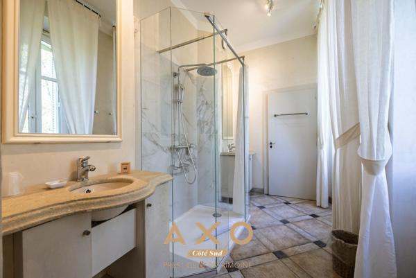 PUYRICARD  2 BASTIDES 17 EME  620 m²  6 CHAMBRES  5 APPARTEMENTS INDÉPENDANTS  2 PISCINES  PARC 1 HECTARE  3 500 000 