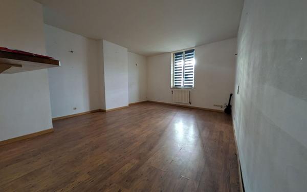 Maison à vendre    3 pièces • 180 m2 Saint-Quentin