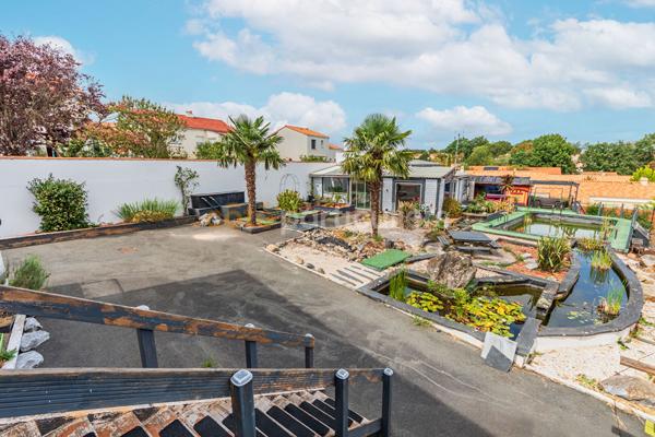 Vente
                Maison271,55 m² - 11 Pièces -
                    LA ROCHE SUR YON (85000)