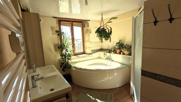 Entre Jonzac et Barbezieux, ancienne grange réhabilitée en habitation familiale + longère à finir de restaurer