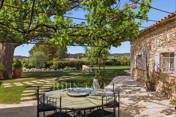 Bastide en pierre rénovée, à pied de Saint-Paul de Vence