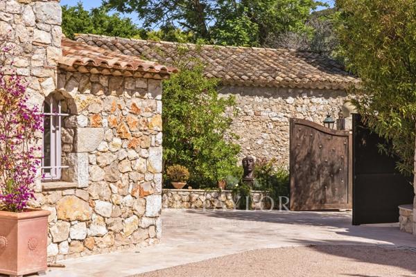 Bastide en pierre rénovée, à pied de Saint-Paul de Vence