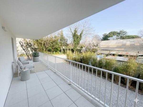 Petite copropriété / Terrasse / Parkings