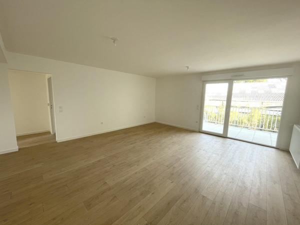 Petite copropriété / Terrasse / Parkings