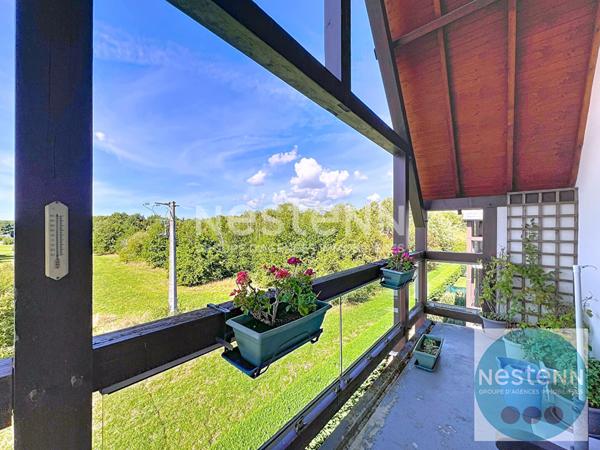 Superbe appartement lumineux à Blois, 3 pièces avec terrasse, vue sur la forêt, piscine, parc arboré et trois places de parking. Cadre calme et recherché, proche commodités.