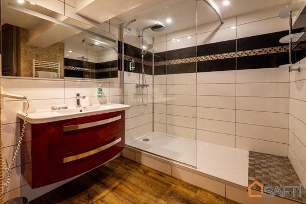 Manoir de 11 pièces, 8 chambres, 5 salles d'eau et 1 salle de bain avec un beau jardin paysager de 2800m2