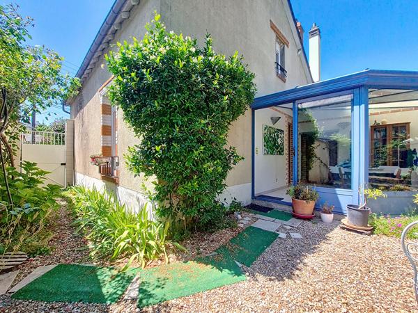 ORLEANS - MAISON ANNEES 30 - 130M2 au sol - 5 CHAMBRES - DOUBLE GARAGE - STUDIO INDEPENDANT louable - JARDIN ARBORE