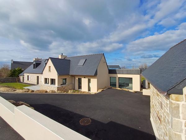 Plougasnou (29630) Plougasnou vue mer, maison bretonne en pierre entièrement rénovée, plain pied plus étage, piscine couverte.