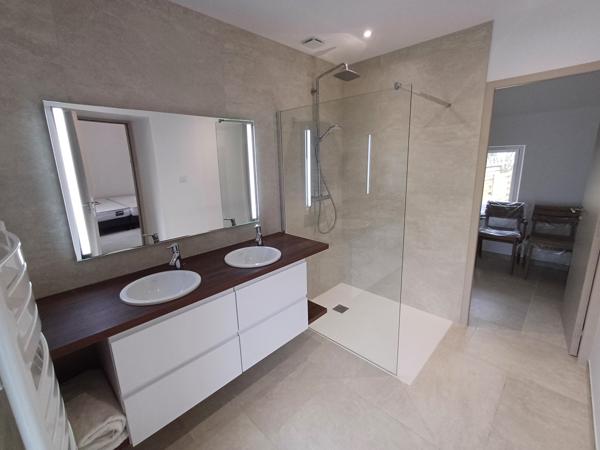 Plougasnou (29630) Plougasnou vue mer, maison bretonne en pierre entièrement rénovée, plain pied plus étage, piscine couverte.