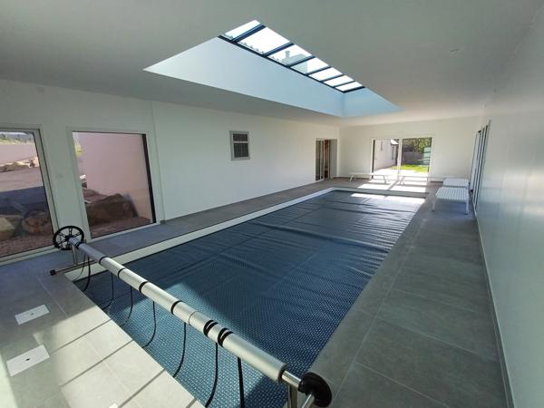 Plougasnou (29630) Plougasnou vue mer, maison bretonne en pierre entièrement rénovée, plain pied plus étage, piscine couverte.