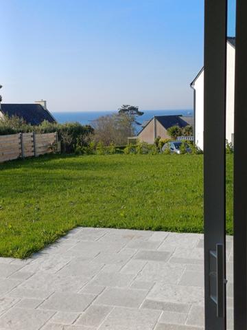 Plougasnou (29630) Plougasnou vue mer, maison bretonne en pierre entièrement rénovée, plain pied plus étage, piscine couverte.