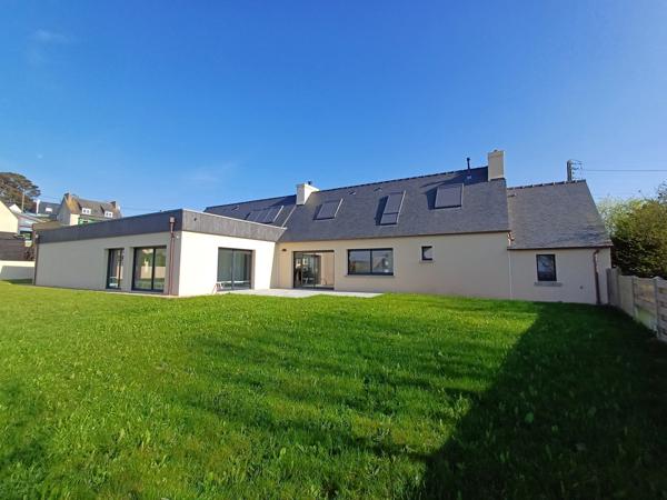 Plougasnou (29630) Plougasnou vue mer, maison bretonne en pierre entièrement rénovée, plain pied plus étage, piscine couverte.