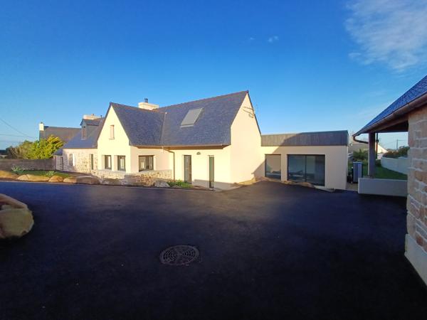 Plougasnou (29630) Plougasnou vue mer, maison bretonne en pierre entièrement rénovée, plain pied plus étage, piscine couverte.