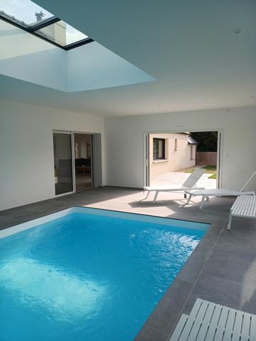 Plougasnou (29630) Plougasnou vue mer, maison bretonne en pierre entièrement rénovée, plain pied plus étage, piscine couverte.