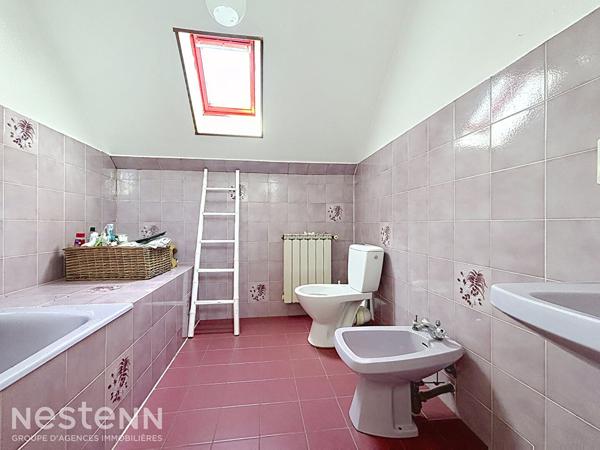 Maison en pierre de 77m², 3 chambres proche commodités à pied.